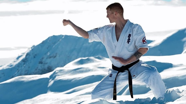 Câu Chuyện Về Viên Đá và Karate